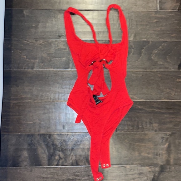 Red bodysuit with cutouts forever 21 - Picture 2 of 3